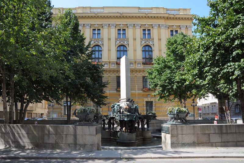 Datei:3 Karl Borromäus Brunnen.jpg