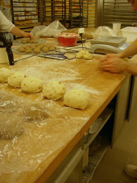 Datei:Bäcker Teig formen.jpg