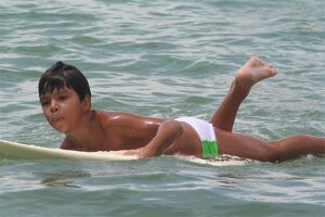 Junge am Surfboard.jpg