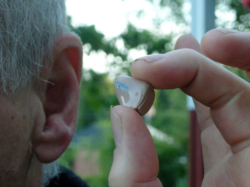 Datei:Ohr Hörgerät.jpg