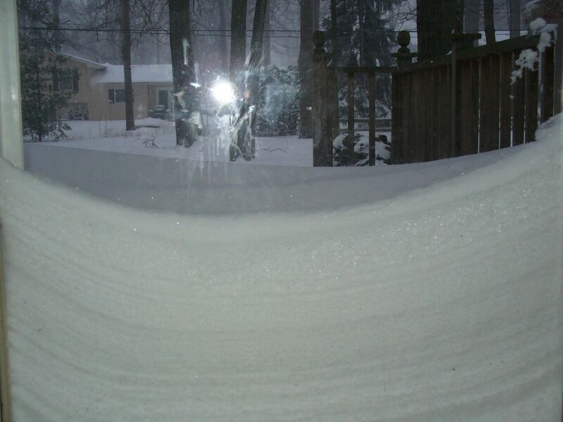 Datei:Schneeschichten an Terrassentür.jpg