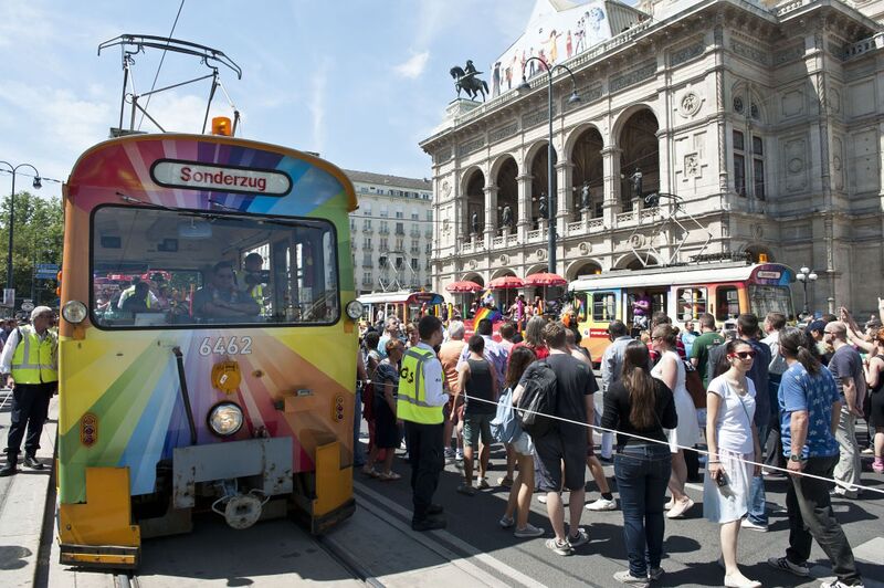 Datei:Straßenbahn Regenbogenparade.jpg