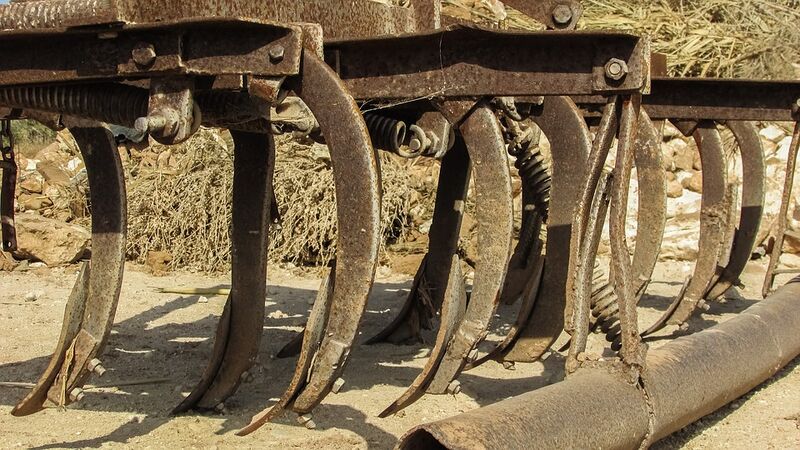 Datei:Älterer Pflug.jpg